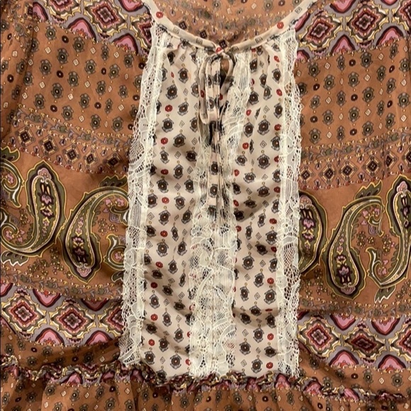 Q: GIMMICKS by BKE Bohemian Blouse Print Lace Detail Beige and Cream - Picture 3 of 8